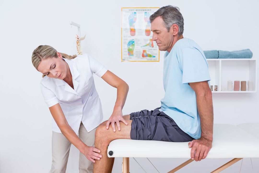 a doctor examining a patient with osteoarthritis of the knee