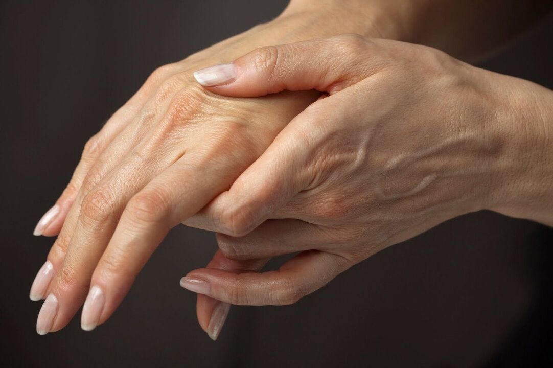 signs of pain in the joints of the fingers