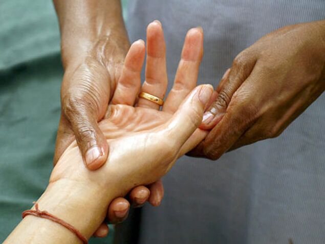 Manual therapy is a fairly popular method for the treatment of rhizarthrosis, which affects the joints of the fingers.